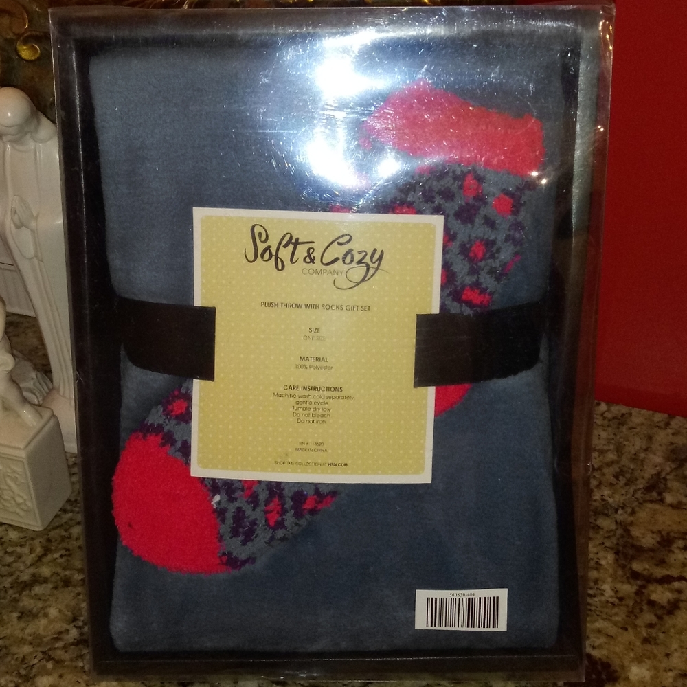 *COPY - 1118 Soft & Cozy Plush Throw w/ Socks Gift Set *